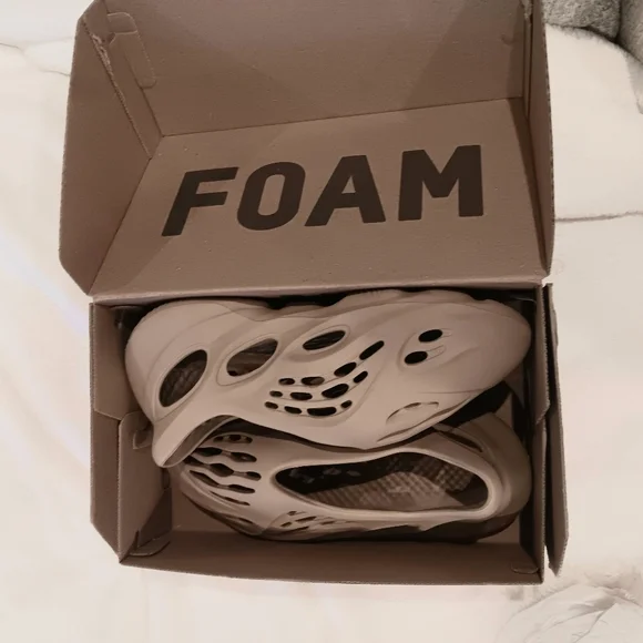 Adidas Yeezy Foam RNNR Sand (Foam Runner)size 9 - Picture 1 of 6